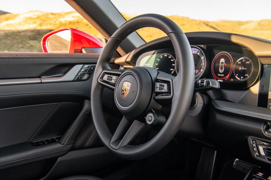 Детали интерьера Porsche 911 Carrera Cabriolet (992) 2019 года  (NA) (фото 25 из 40)